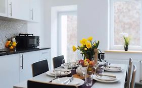 Apartment With Balcony - 21 Filipa Street